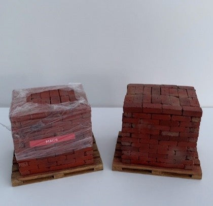 M433  1:14th scale  Reclaimed Bricks on Pallet